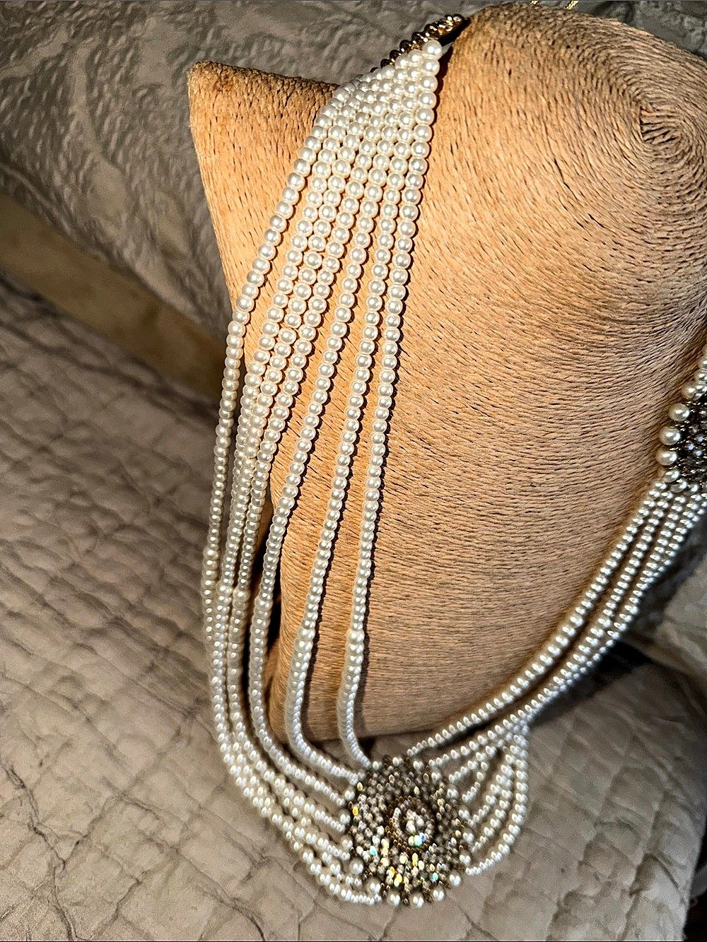 Layered Pearl Statement Necklace in White & Gold Like New - Picture 7 of 15